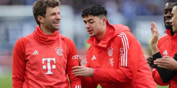 拜仁3连大胜可喜，纸糊后防被鱼腩捅穿让枪手偷笑