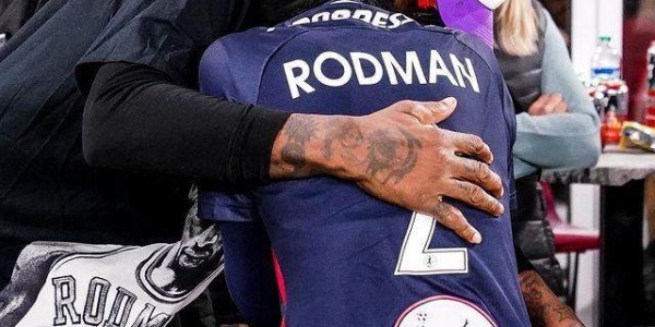 开云体育中国官方网站地址-美国足球界的朱自清 《记我和我的父亲罗德曼》